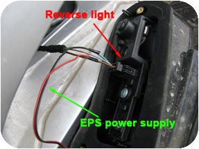 Conecte el cableado de la fuente de alimentación a la lámpara reversa